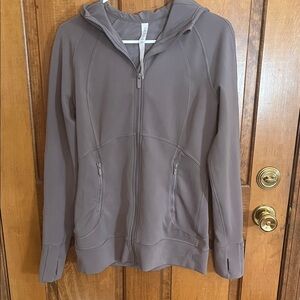 Lululemon scuba hooded jacket in a beautiful grey color. Perfect size 8.
